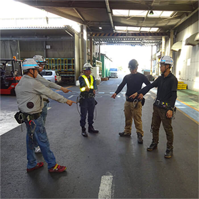 天井張替、工場壁面張替、屋根レート張替の各種張替工事、排水U字溝清掃・分離水槽清掃などの業務を行います。