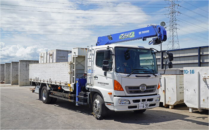 小型移動式クレーン車